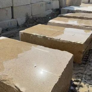 景德镇 黄金麻方料堆场洗料分选中，原材料充足