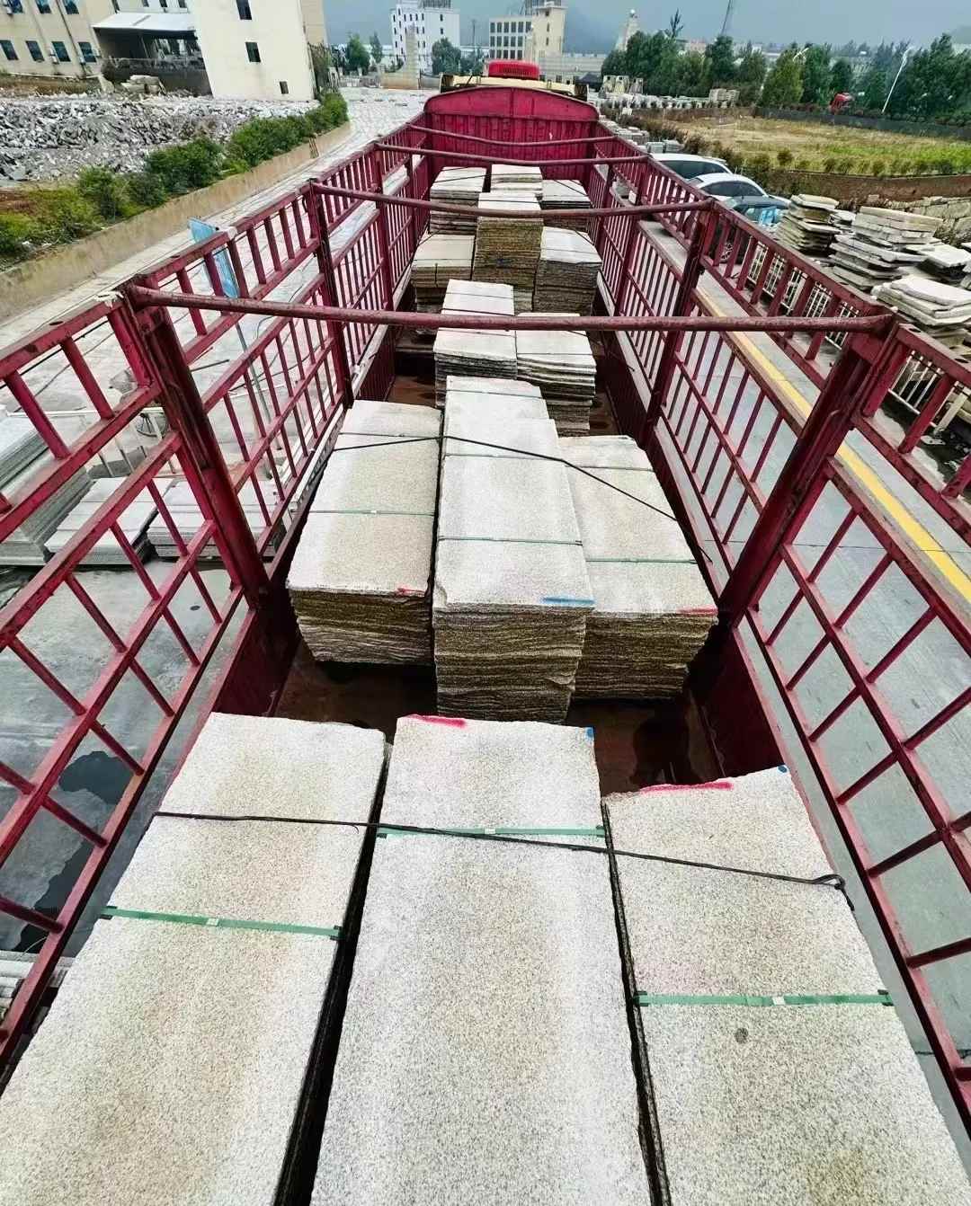 景德镇 黄金麻花岗岩荔枝面，光面毛板装车完成