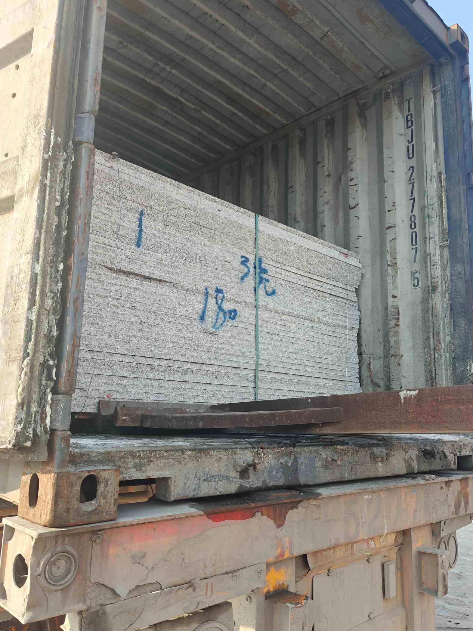 景德镇 芝麻白花岗岩石材3.0公分光面毛板装柜出货