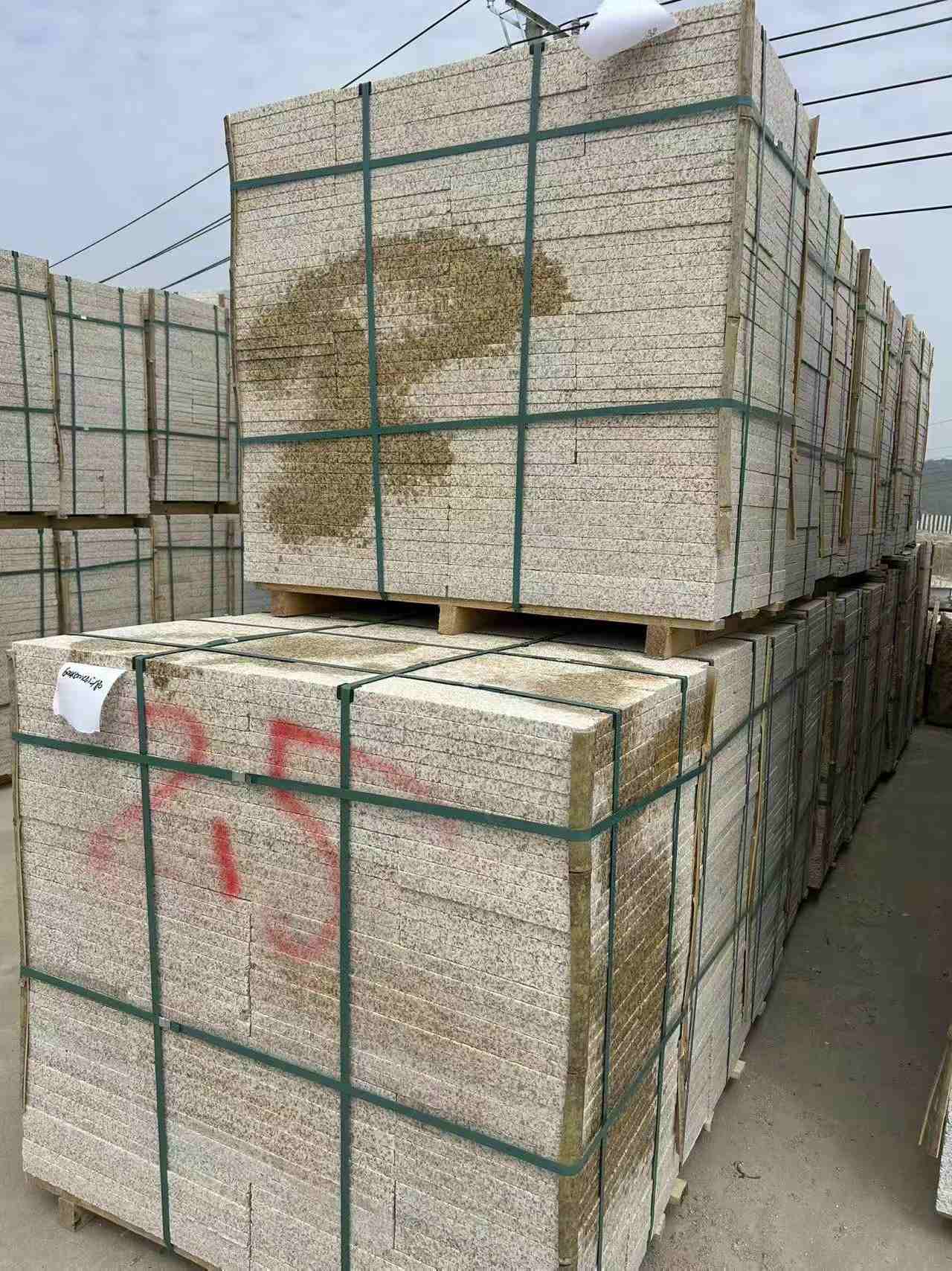 景德镇 黄金麻花岗岩石材荔枝面地铺石2.5*300*600