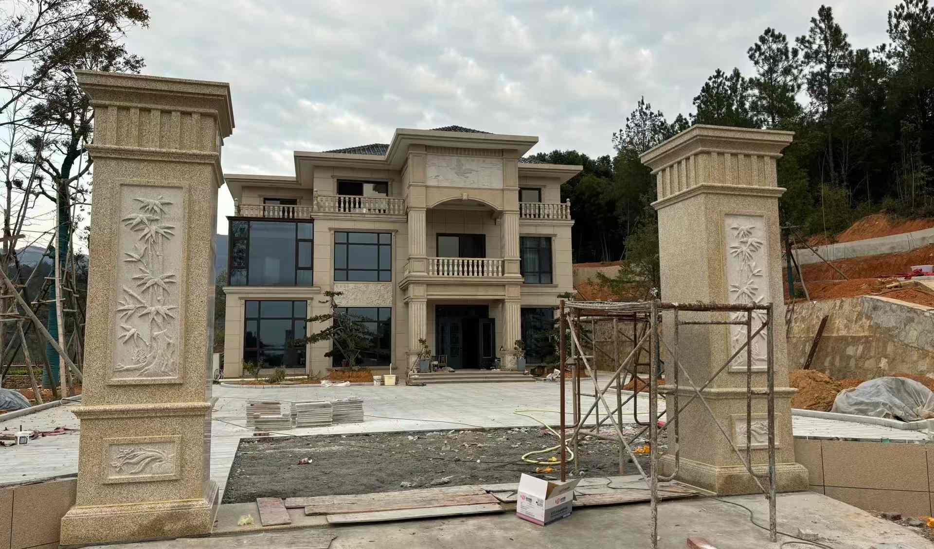 景德镇 黄金麻花岗岩别墅雕花外墙干挂配上门口雕花罗马柱