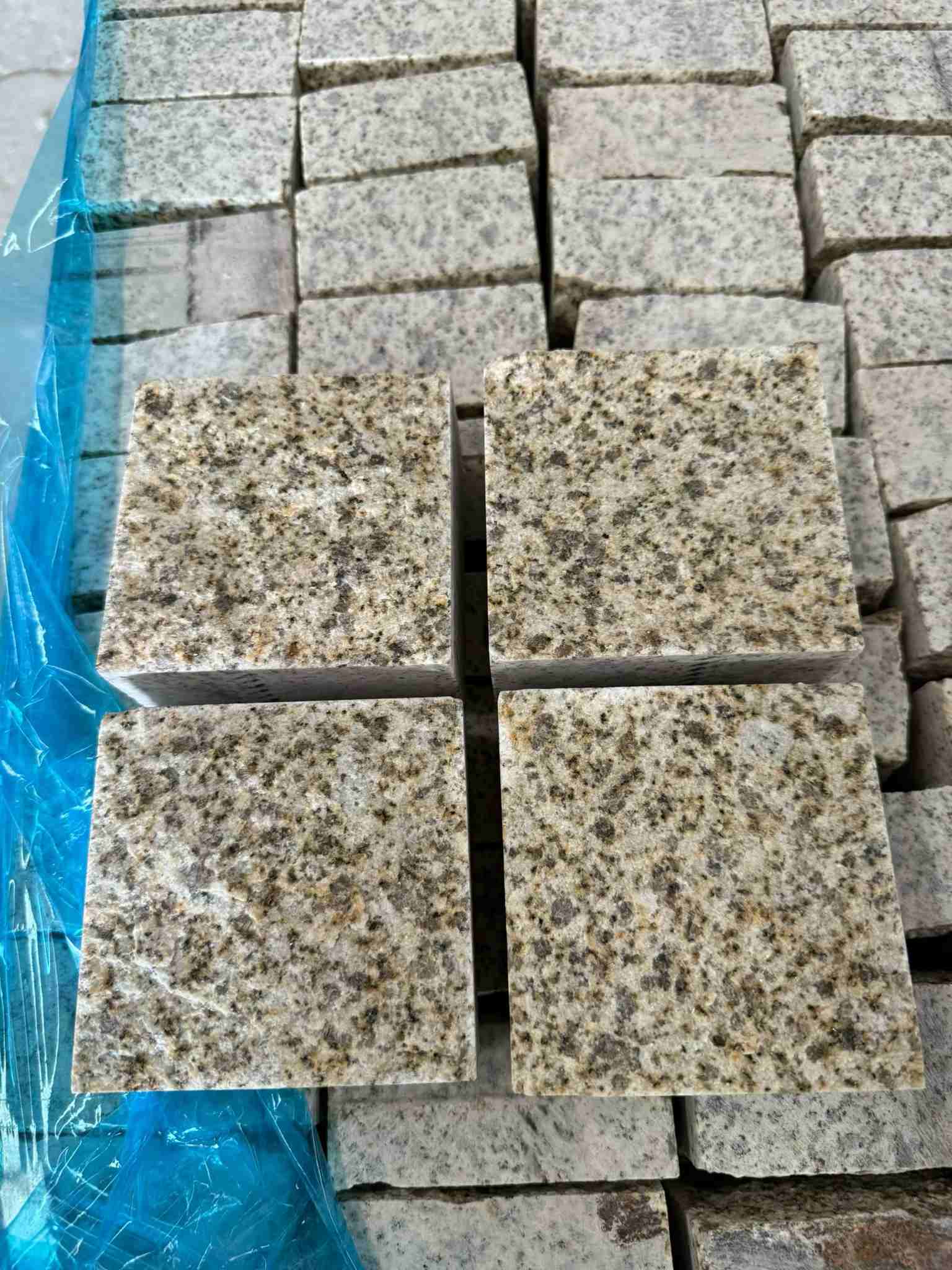 景德镇 黄金麻花岗岩自然面小方块，弹石，马蹄石等