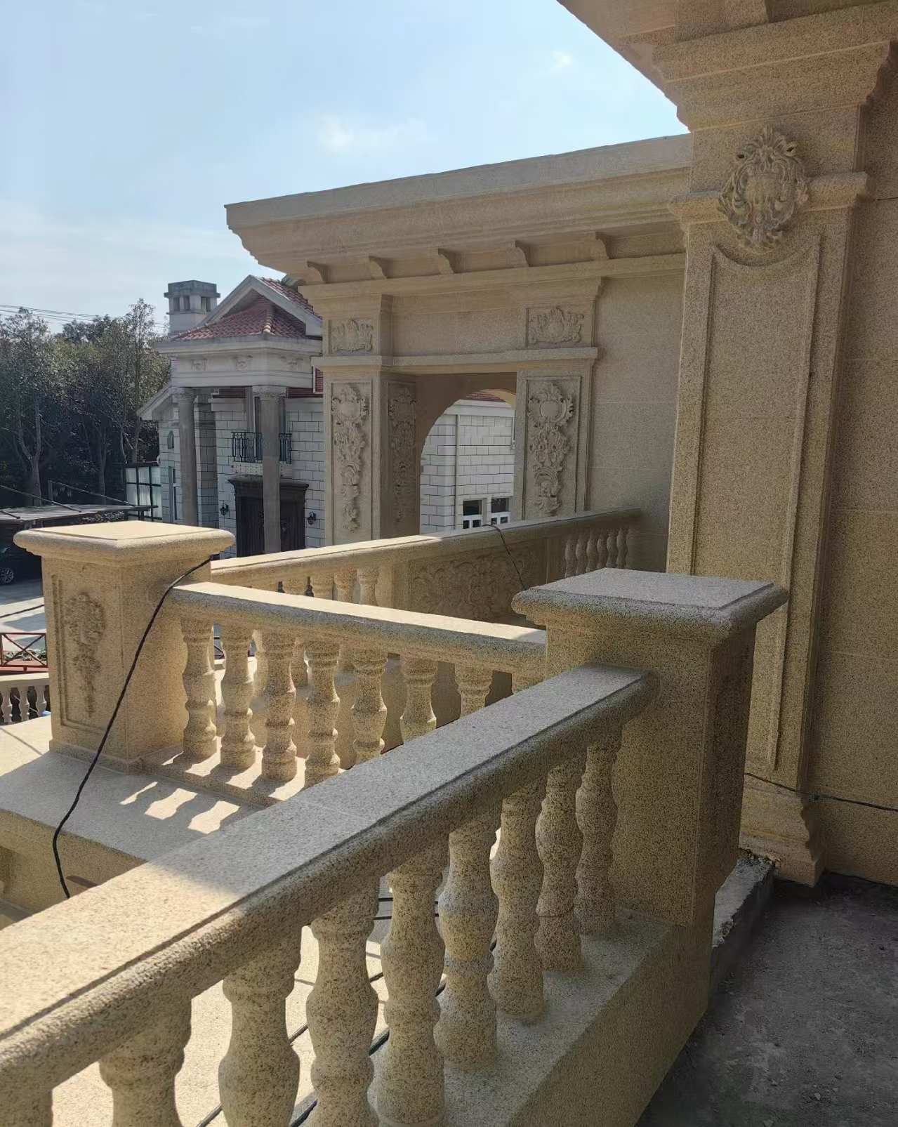 景德镇 黄金麻别墅外墙干挂雕花配合阳台栏杆花瓶柱