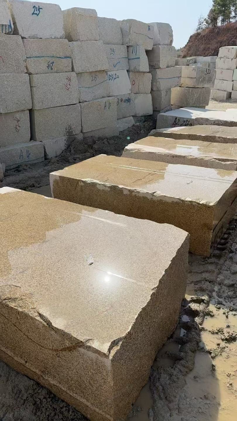 景德镇 黄金麻方料堆场洗料分选中，原材料充足